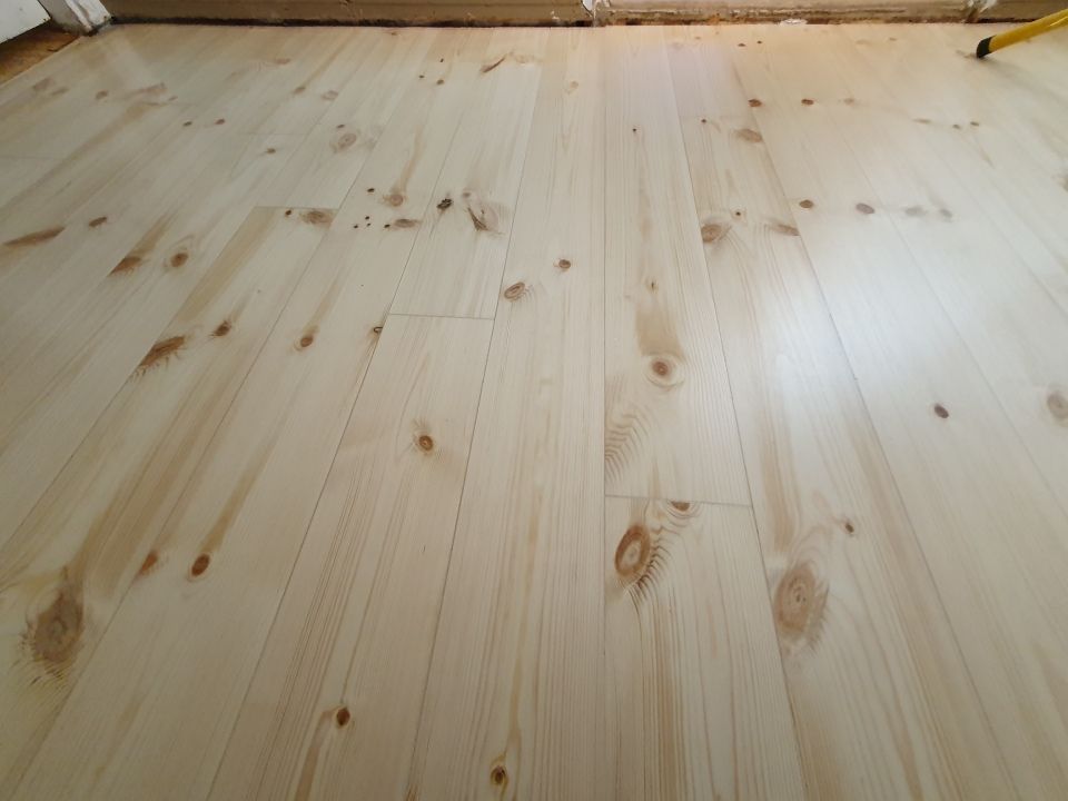 Pinnoittamaton laattalattia