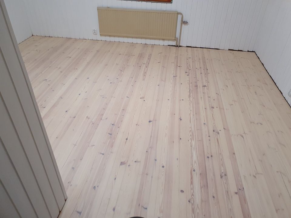 Vaalea pinnoittamaton lattia