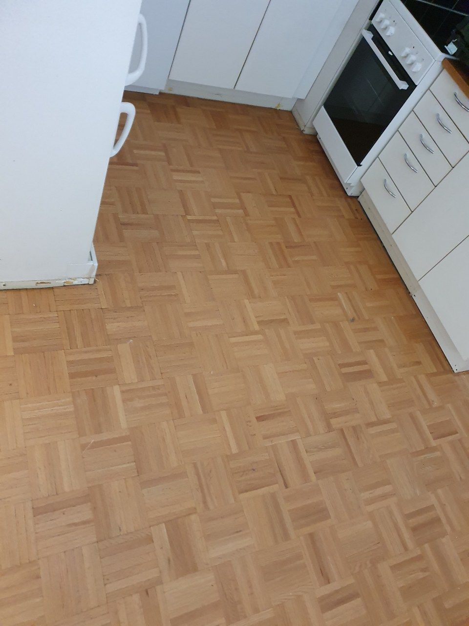 Lattian päällystys laatalla