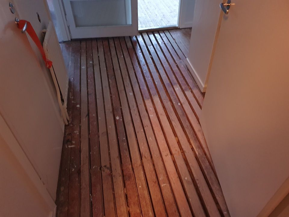 Eteisen lattian uusiminen