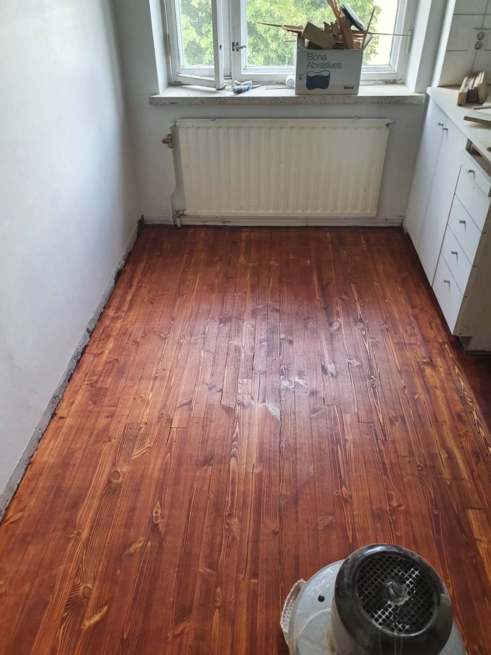 Tumma puulattia keittiössä