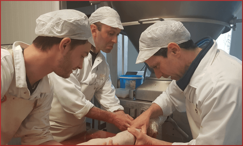Fabrication des saucisses Fougerouse