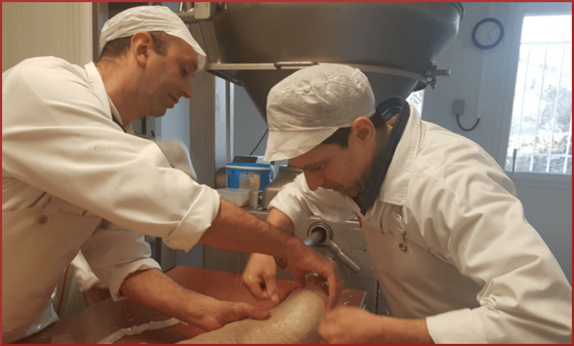 Philippe Fougerouse à la préparation des saucisses