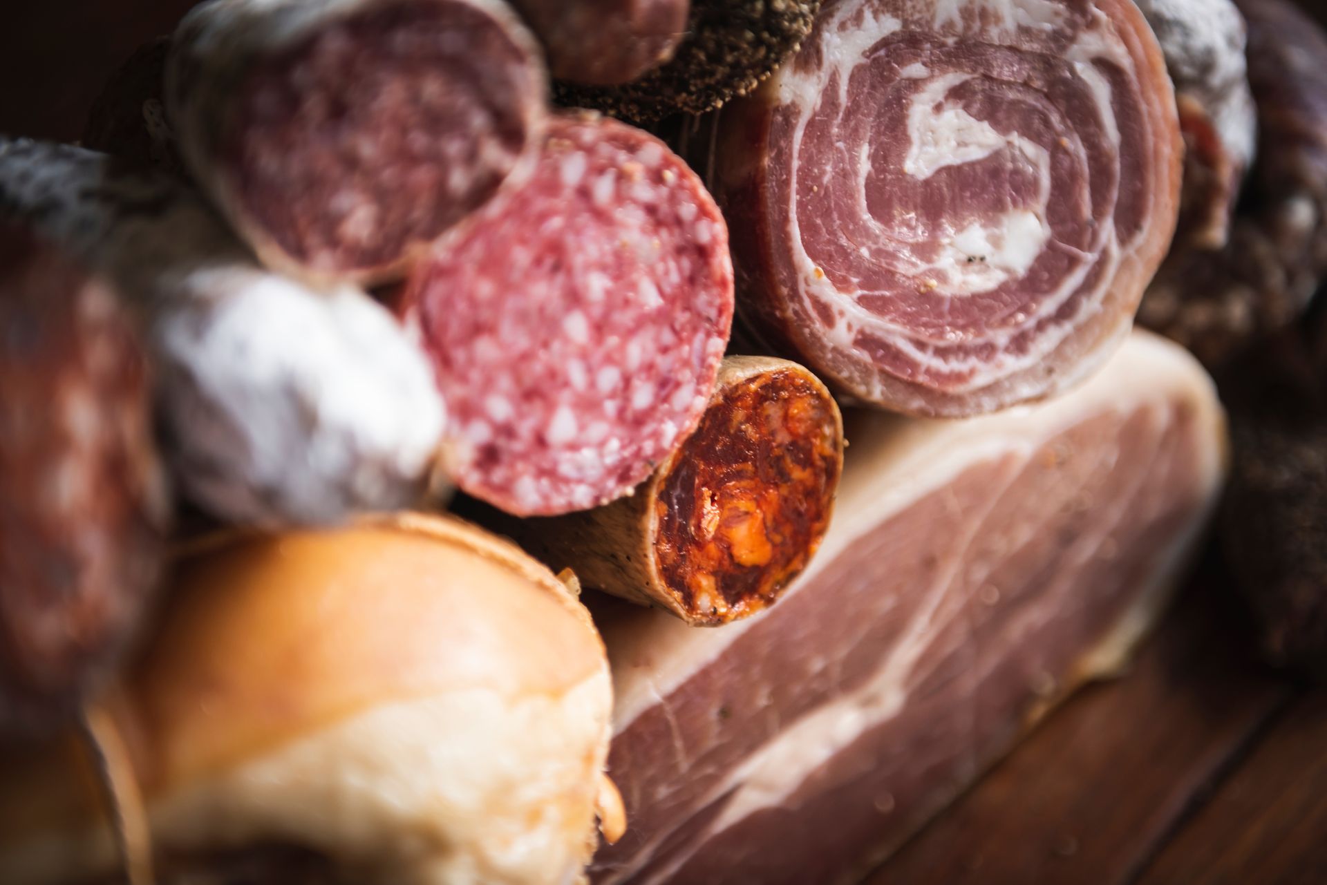 Saucissons et jambons de pays