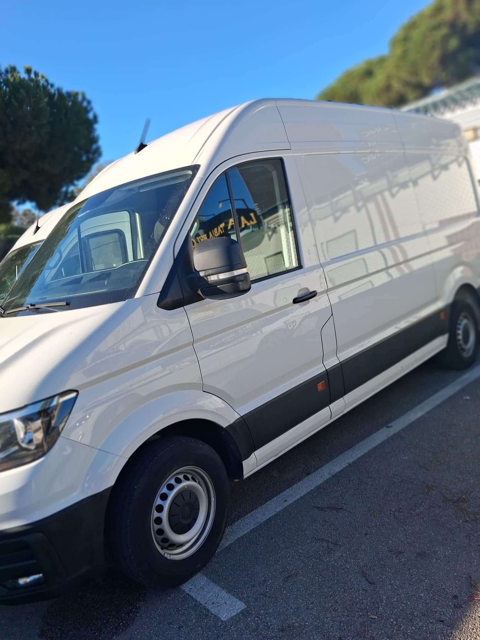 Furgoneta de carga blanca estacionada al aire libre.