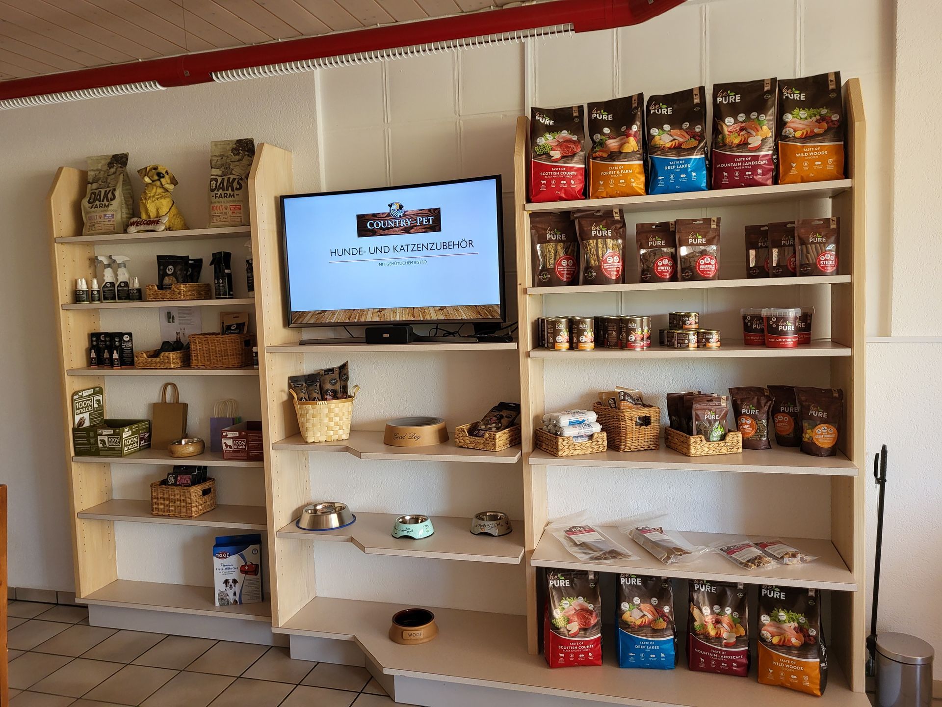 Regale voller Hundefutter und ein Flachbildfernseher