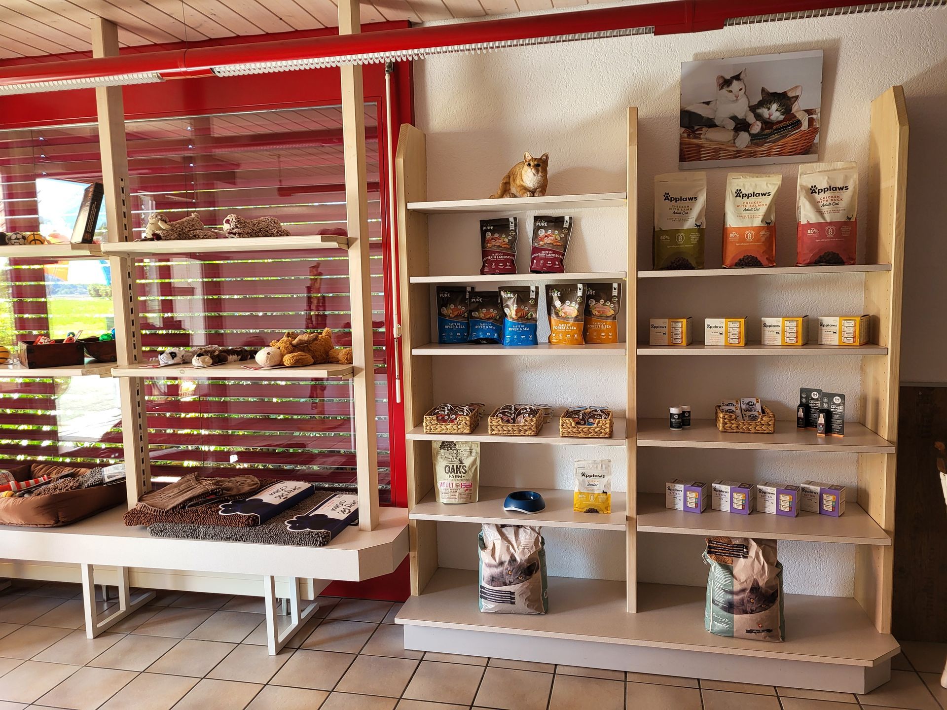 Ein Geschäft voller Regale und Tüten mit Lebensmitteln