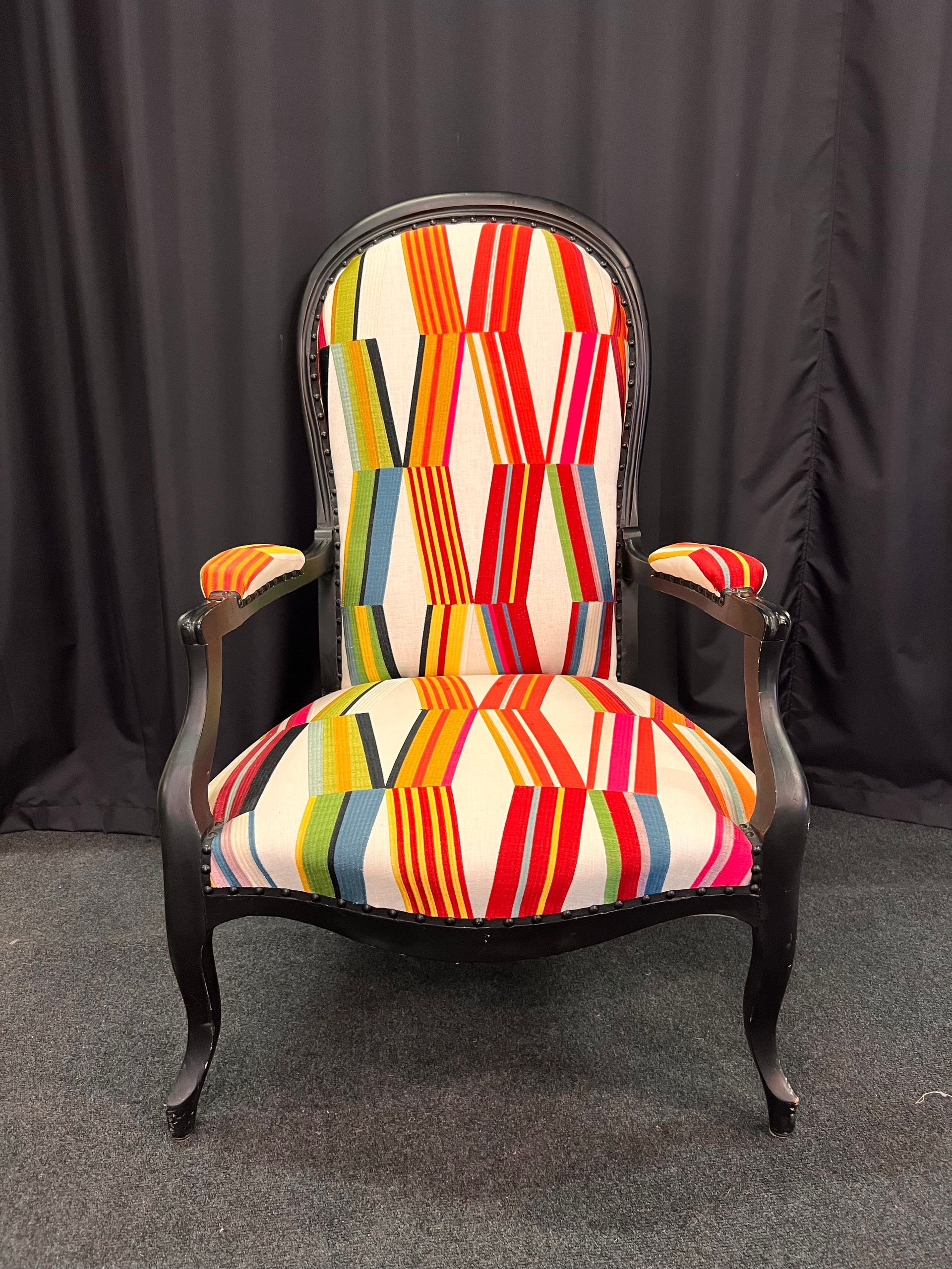 Rénovation d'un fauteuil au tissu multicolore