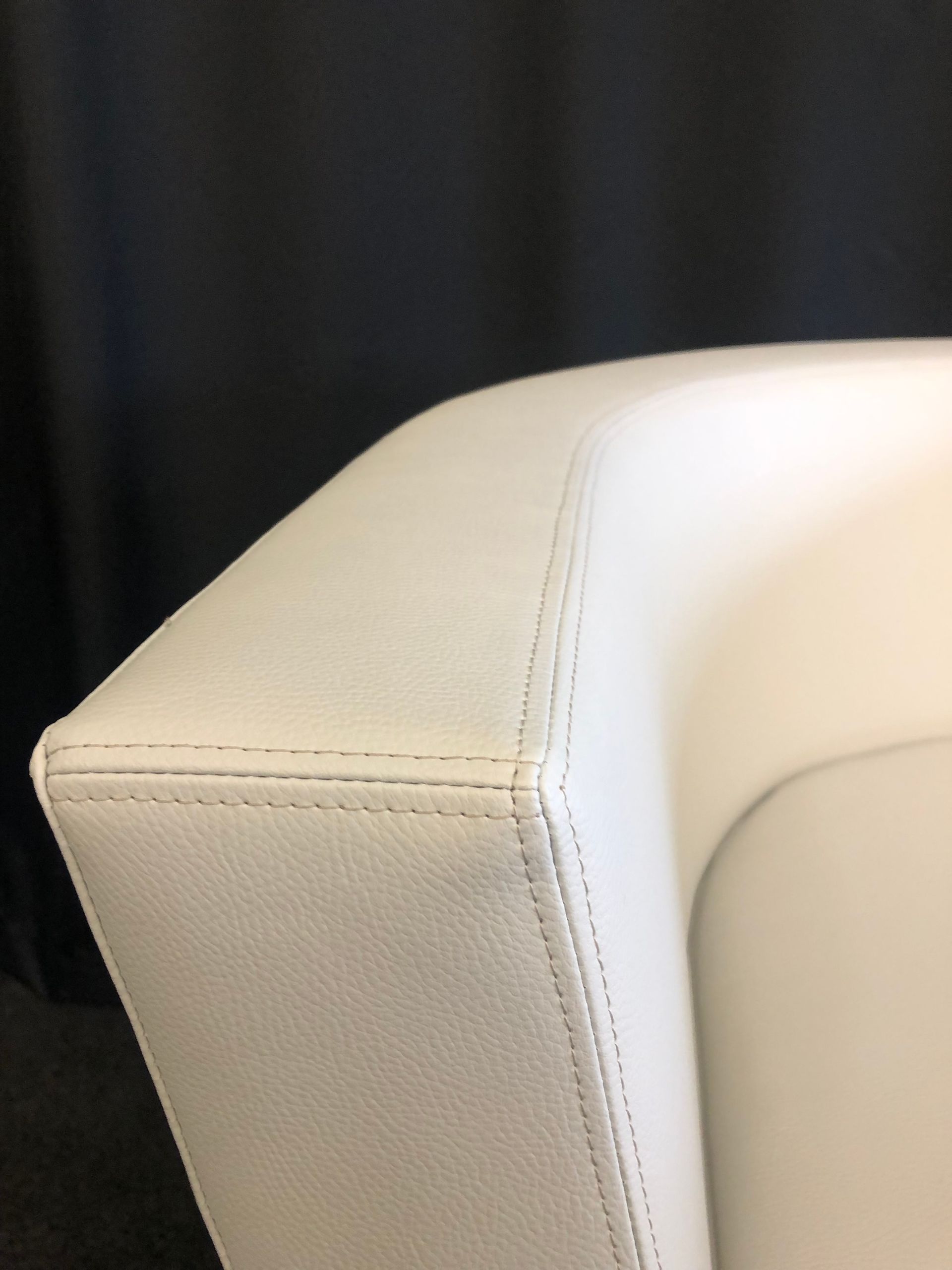 Accoudoir en cuir blanc d'un fauteuil