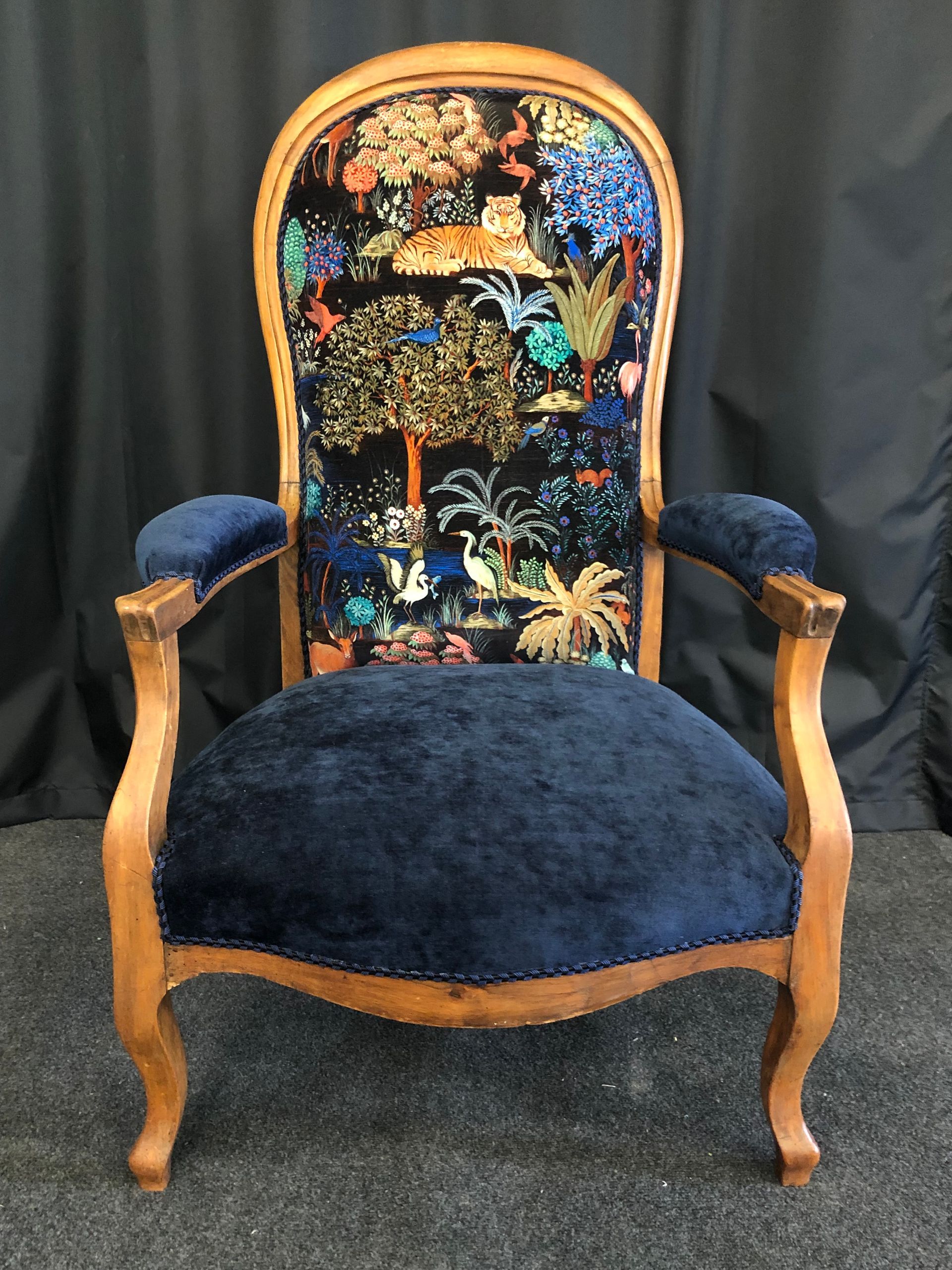 Rénovation d'un fauteuil dont l'assise est bleue