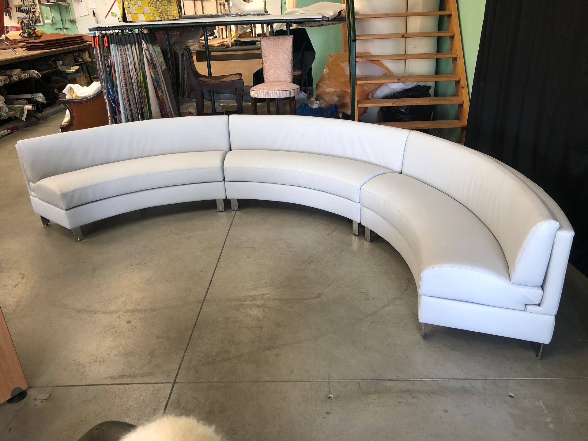 Rénovation d'un très grand canapé blanc