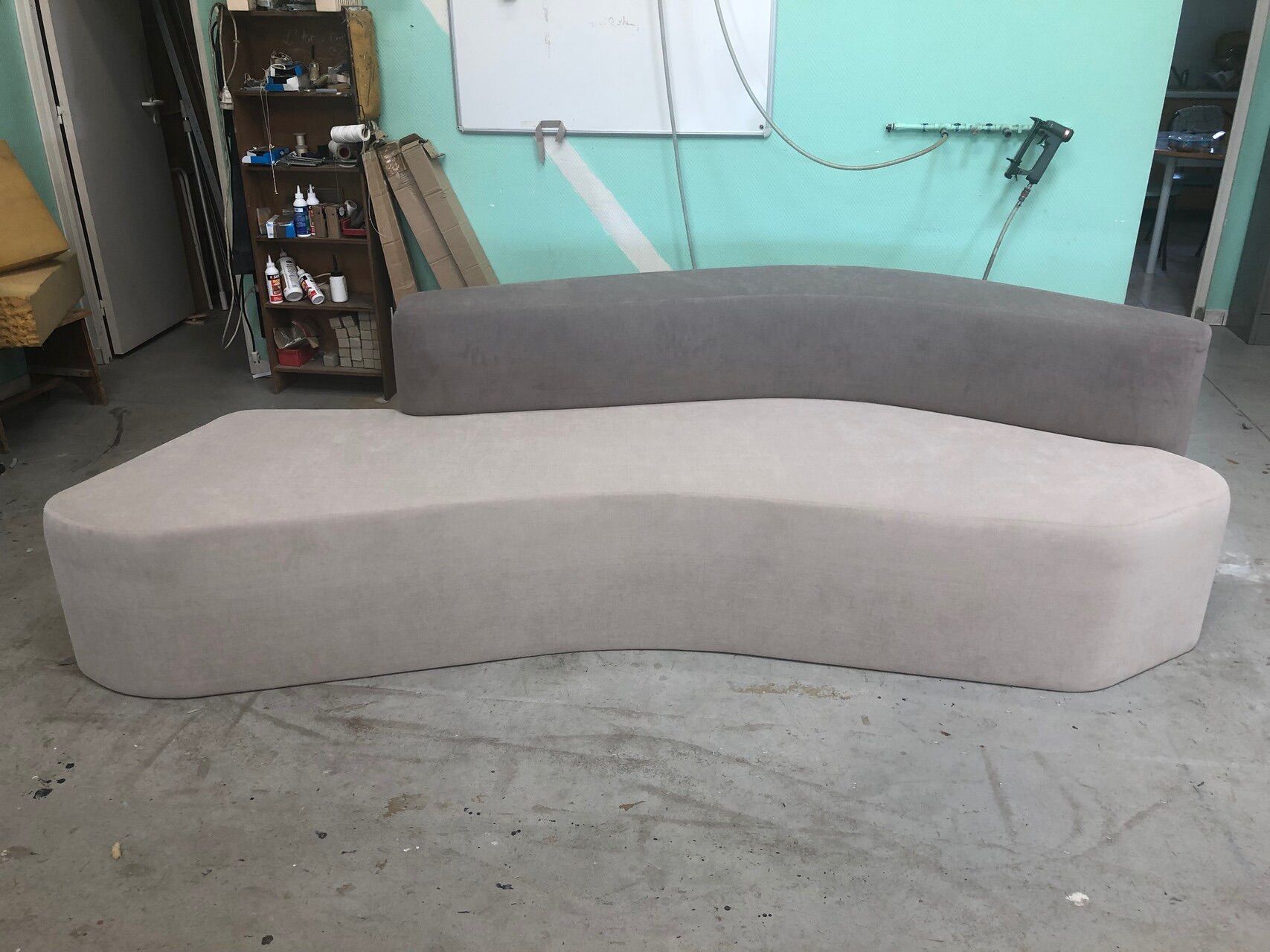 Garnissage d'un canapé gris