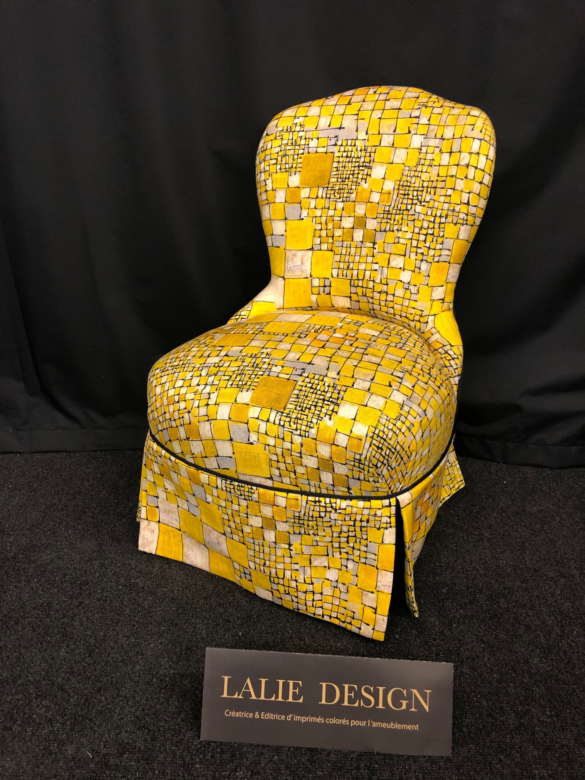 Fauteuil garni de mousse et en tissu jaune