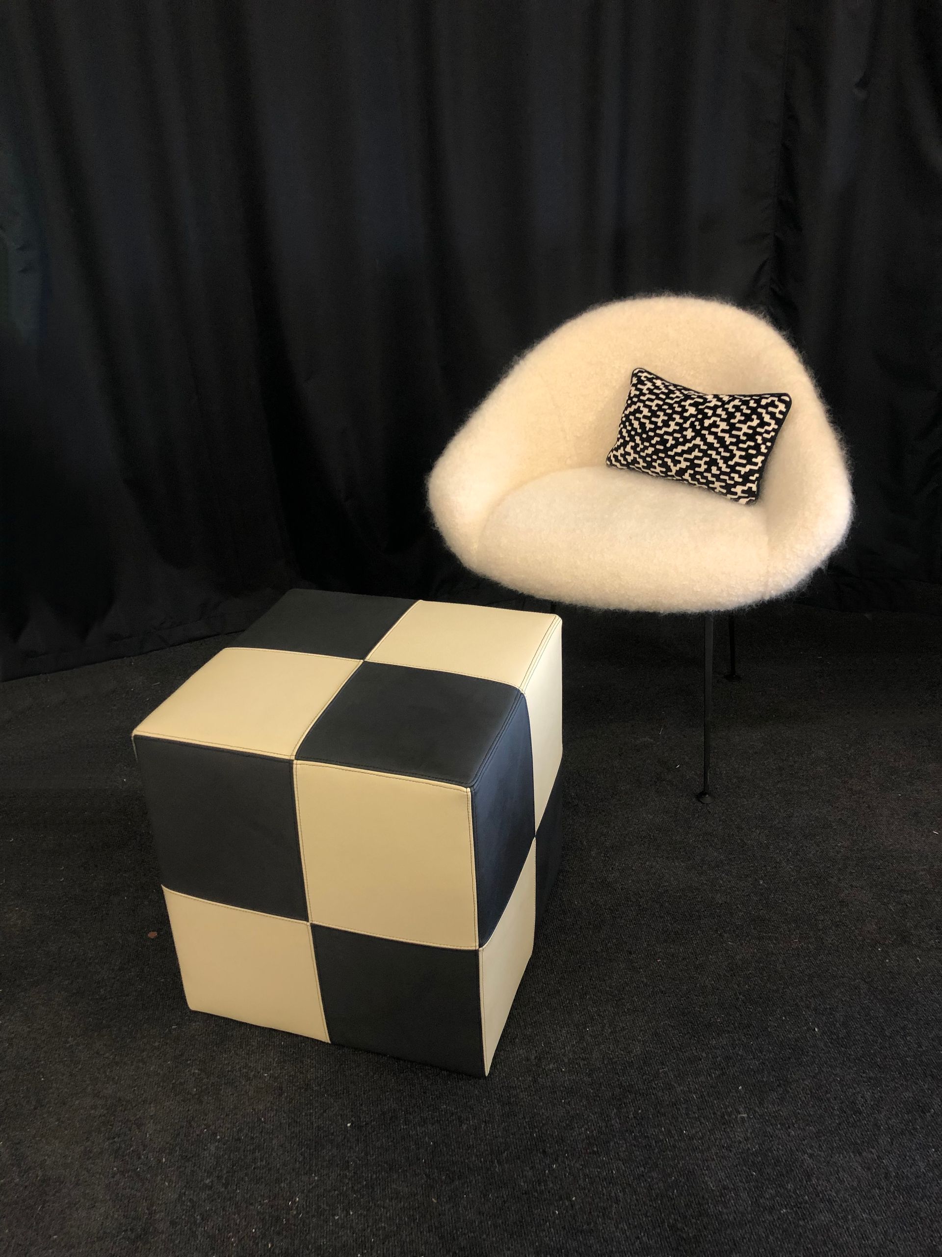 Pouf a damiers et fauteuil en tissu blanc