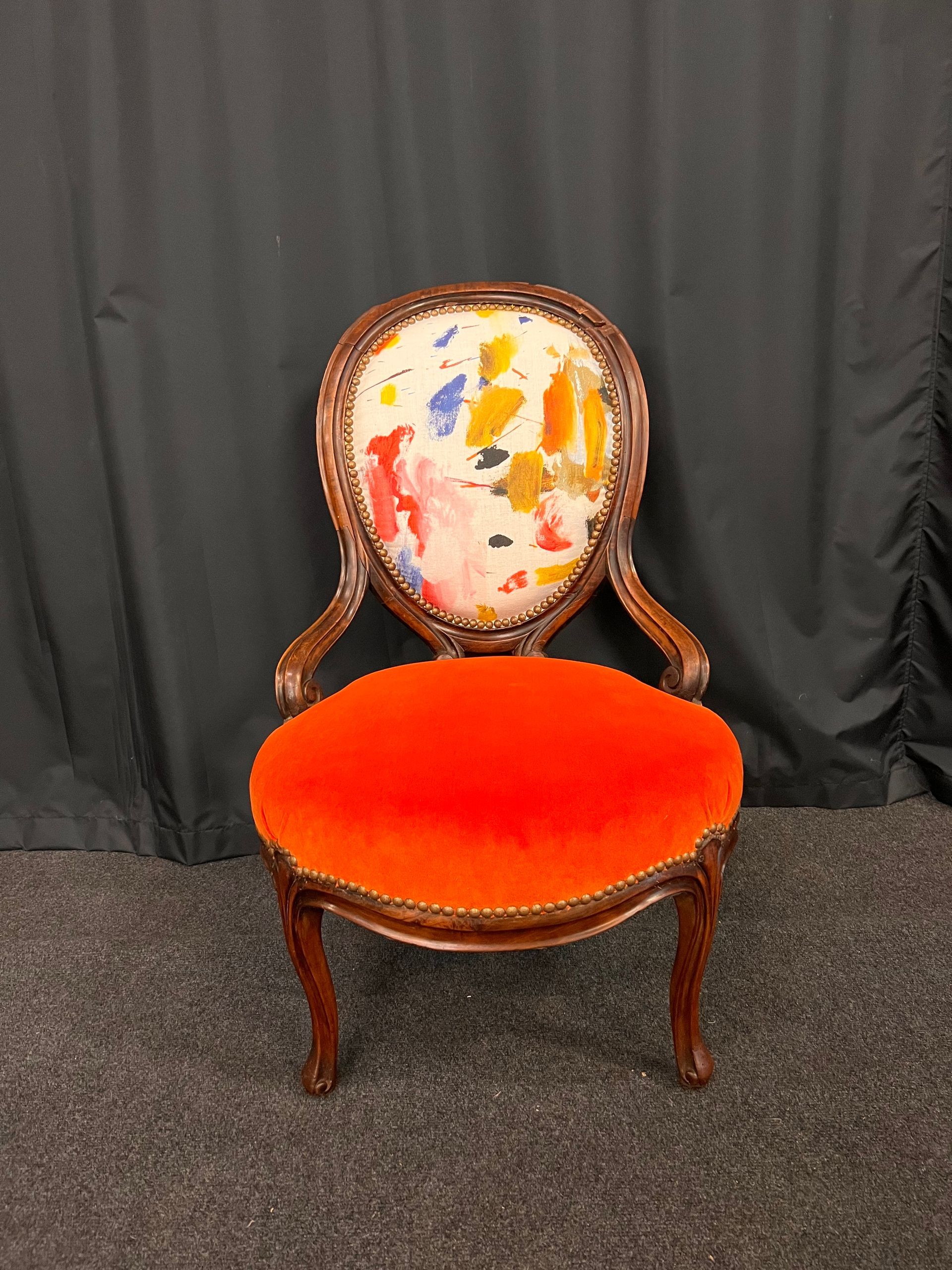 Rénovation d'un fauteuil dont l'assise est orange