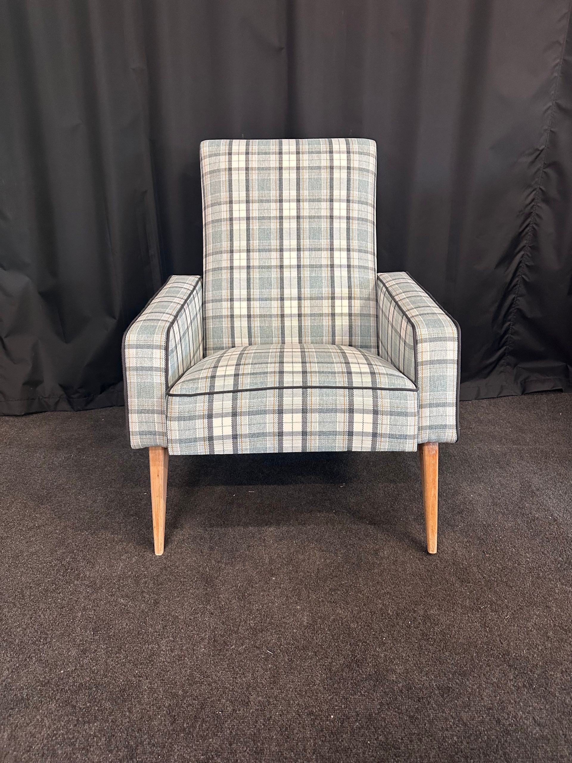 Fauteuil avec un tissu à carreaux