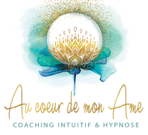 Accueil Texte doréAu cœur de mon âme. Orbe artistique surmontant une fleur bleue et dorée.