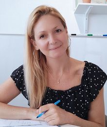 Femme aux cheveux blonds et souriante. Virginie conan vanuxem.