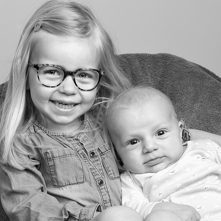 Petite fille avec un bébé