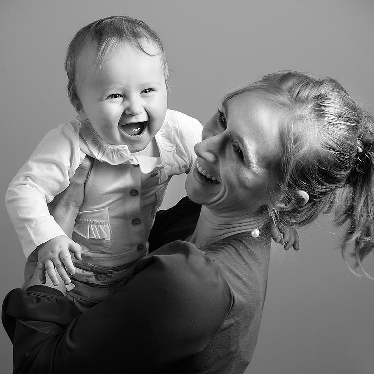 Femme en train de tenir un bébé