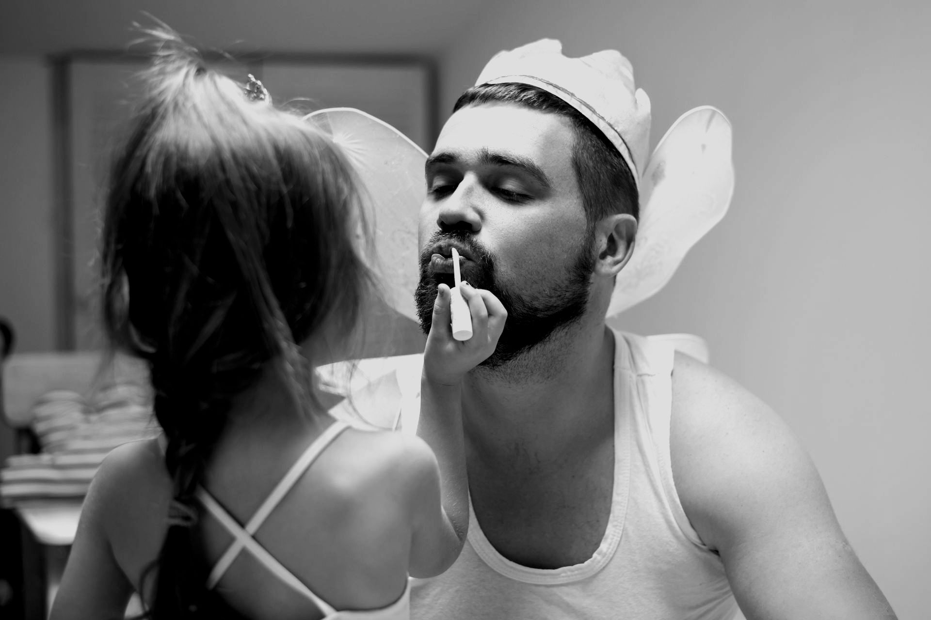 Un papa et sa fille jouent
