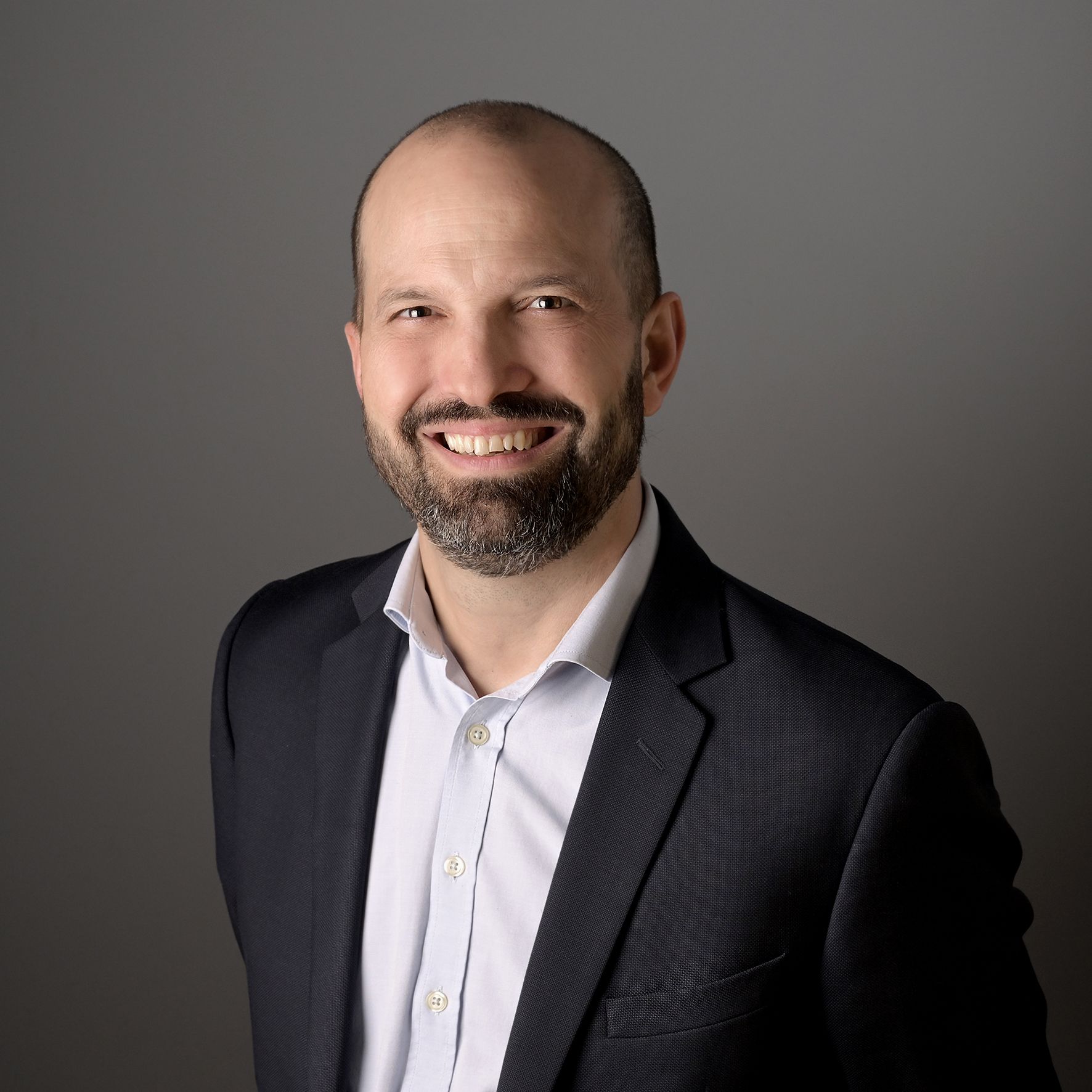 Portrait homme à barbe souriant en couleur