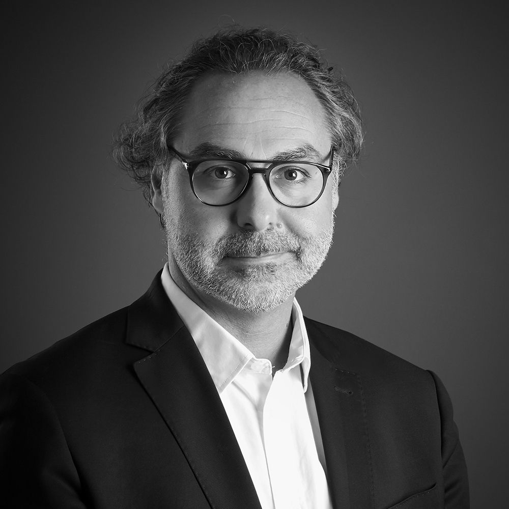 Portrait homme à lunettes et barbe de 3 jours