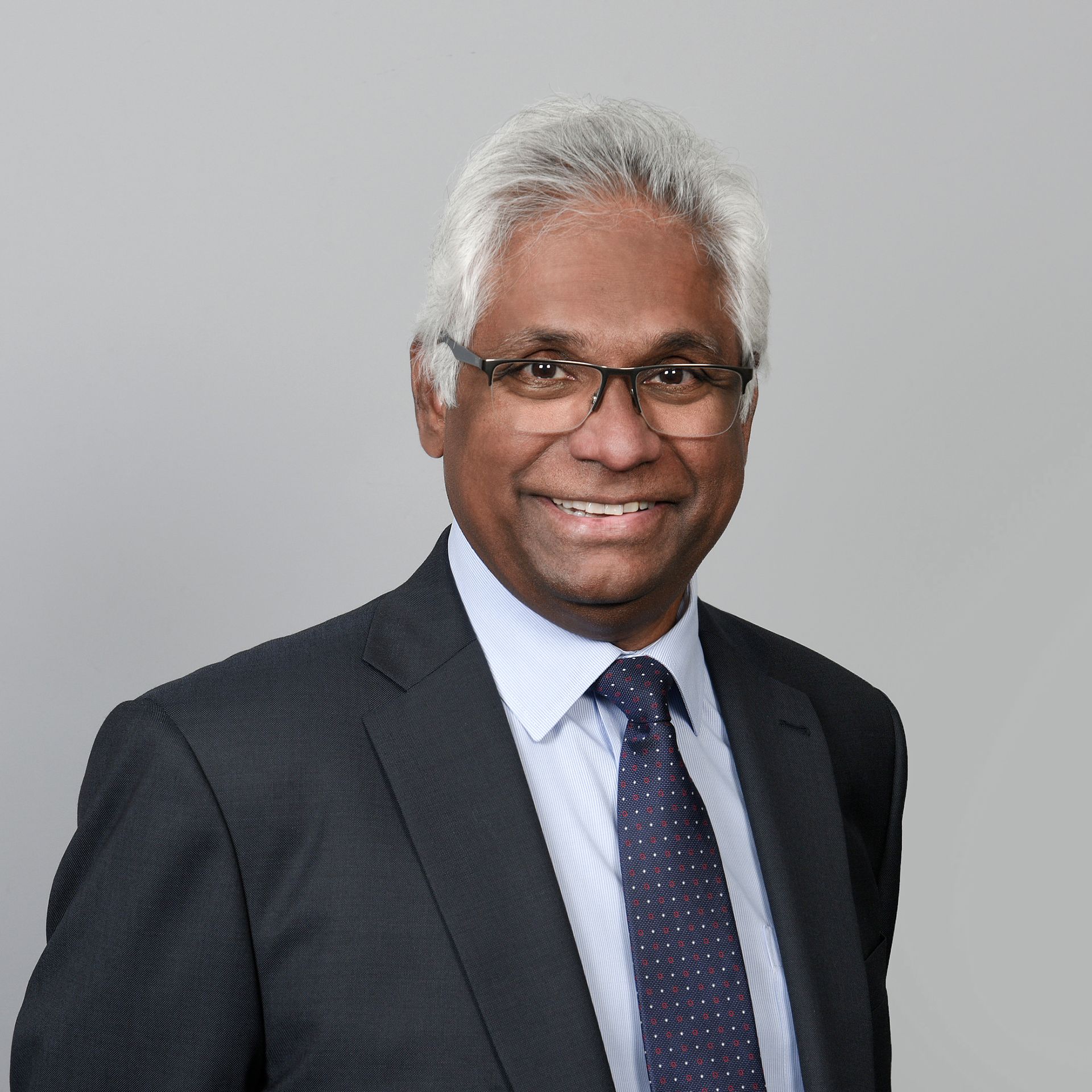 Portrait homme à peau matte et cheveux blancs