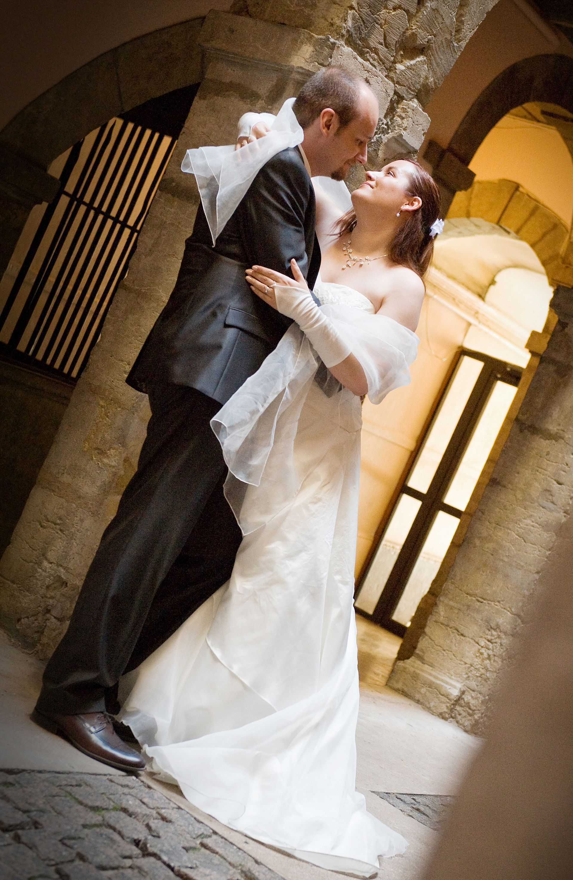 Couple de mariées dans patio