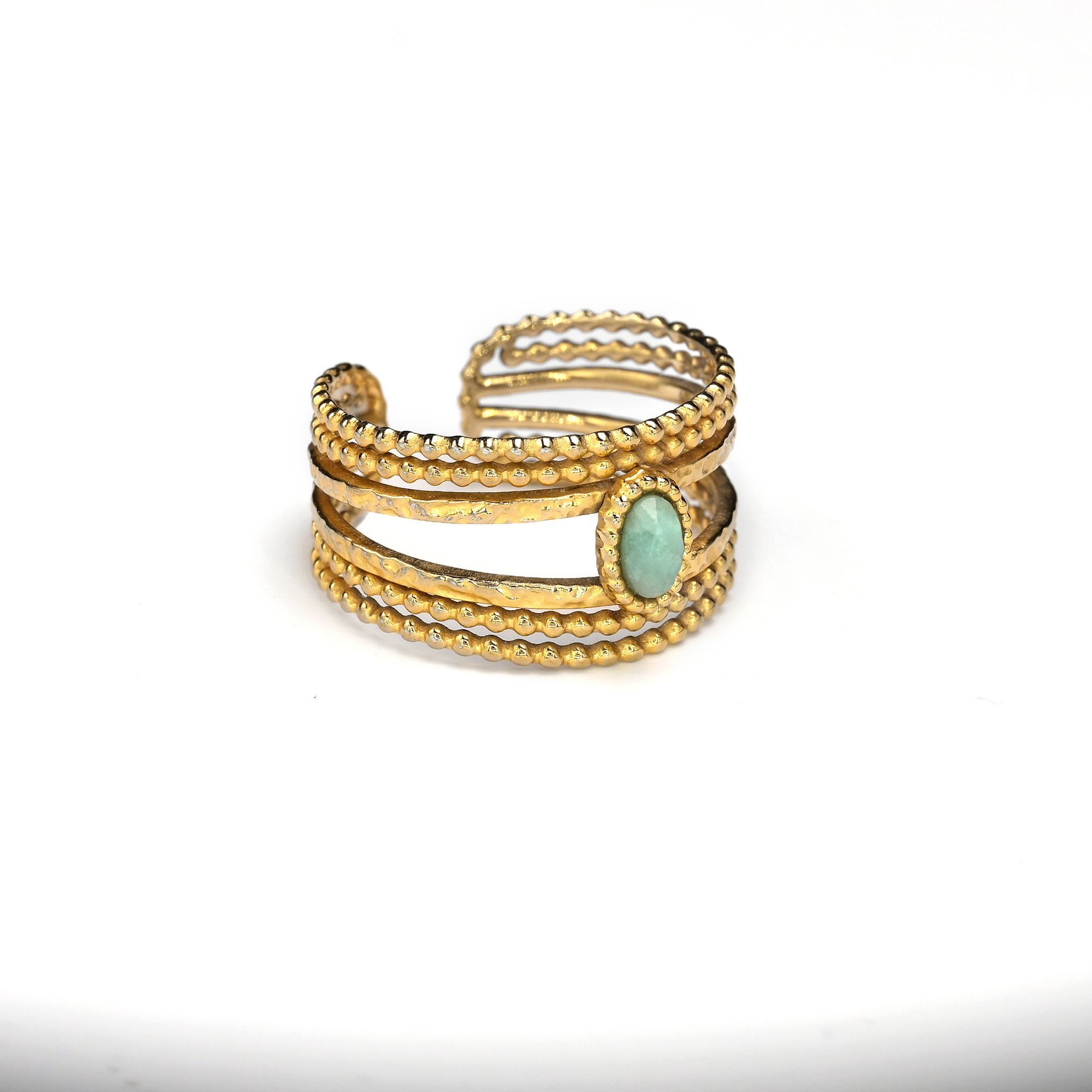 Bague dorée avec pierre verte