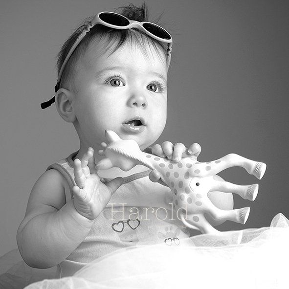 Bébé en train de tenir une giraffe