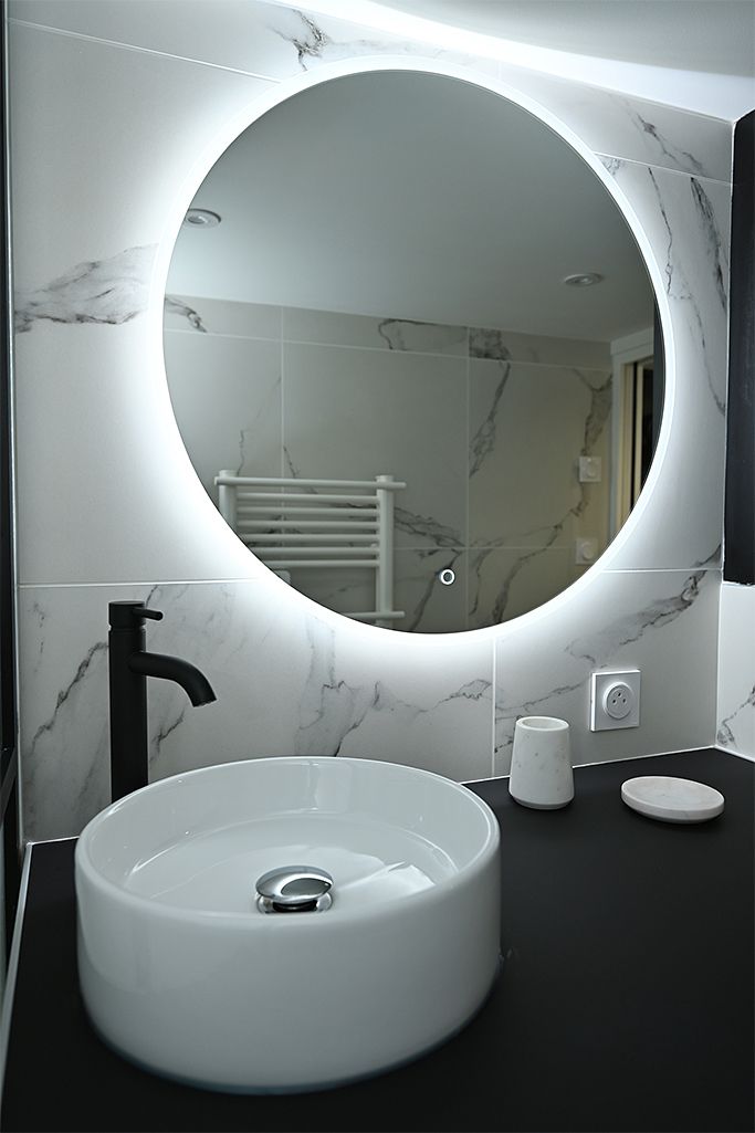 Salle de bains avec vasque et miroir
