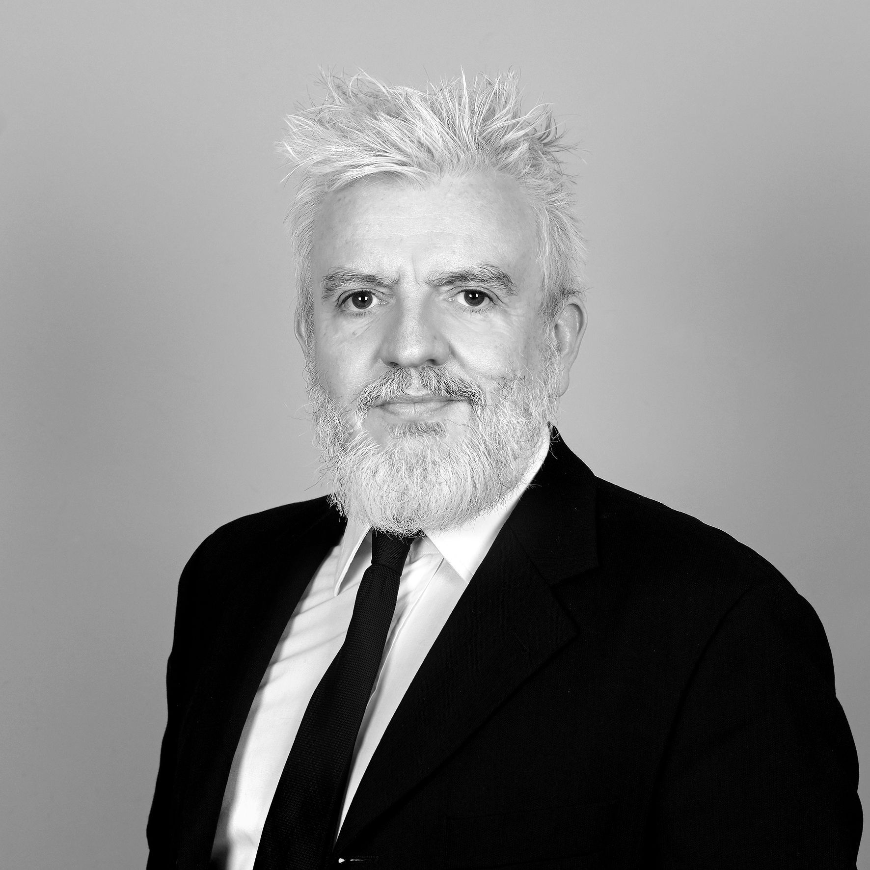Portrait homme en noir et blanc avec cravate noire
