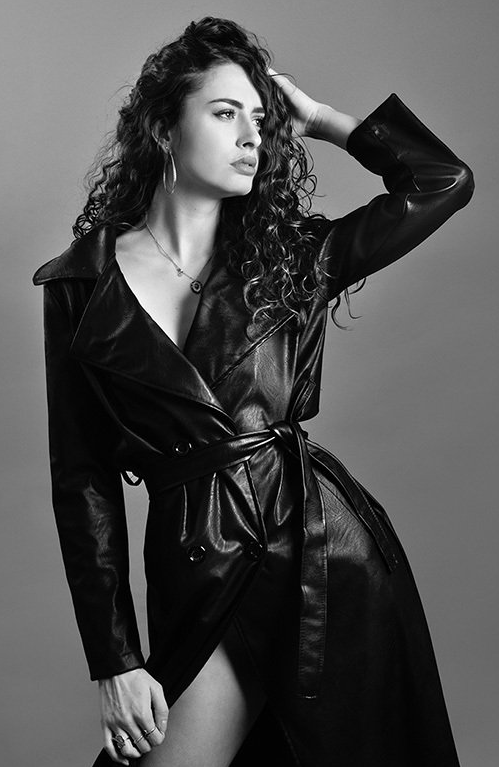 Femme en manteau de cuir