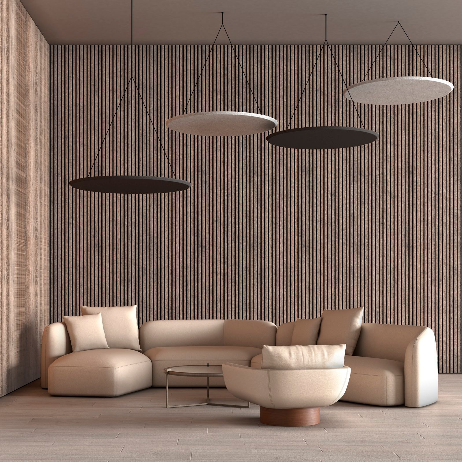 Una sala de estar con una pared rayada y un sofá y sillas.