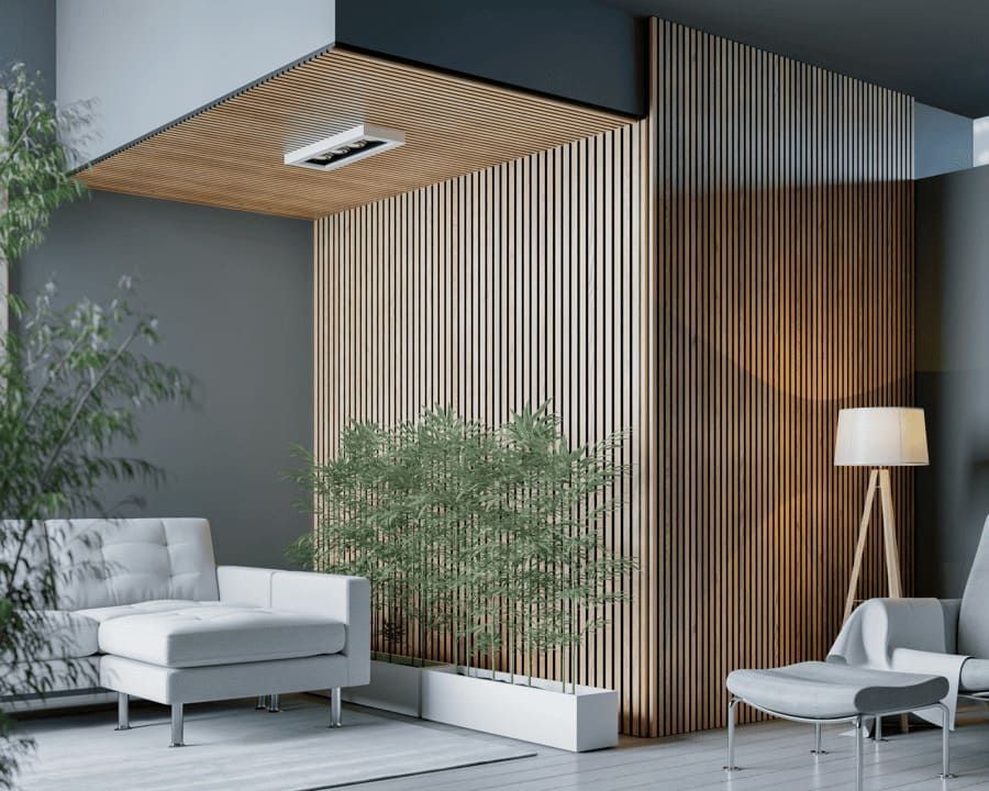 Una sala de estar con sofá, silla, lámpara y plantas.