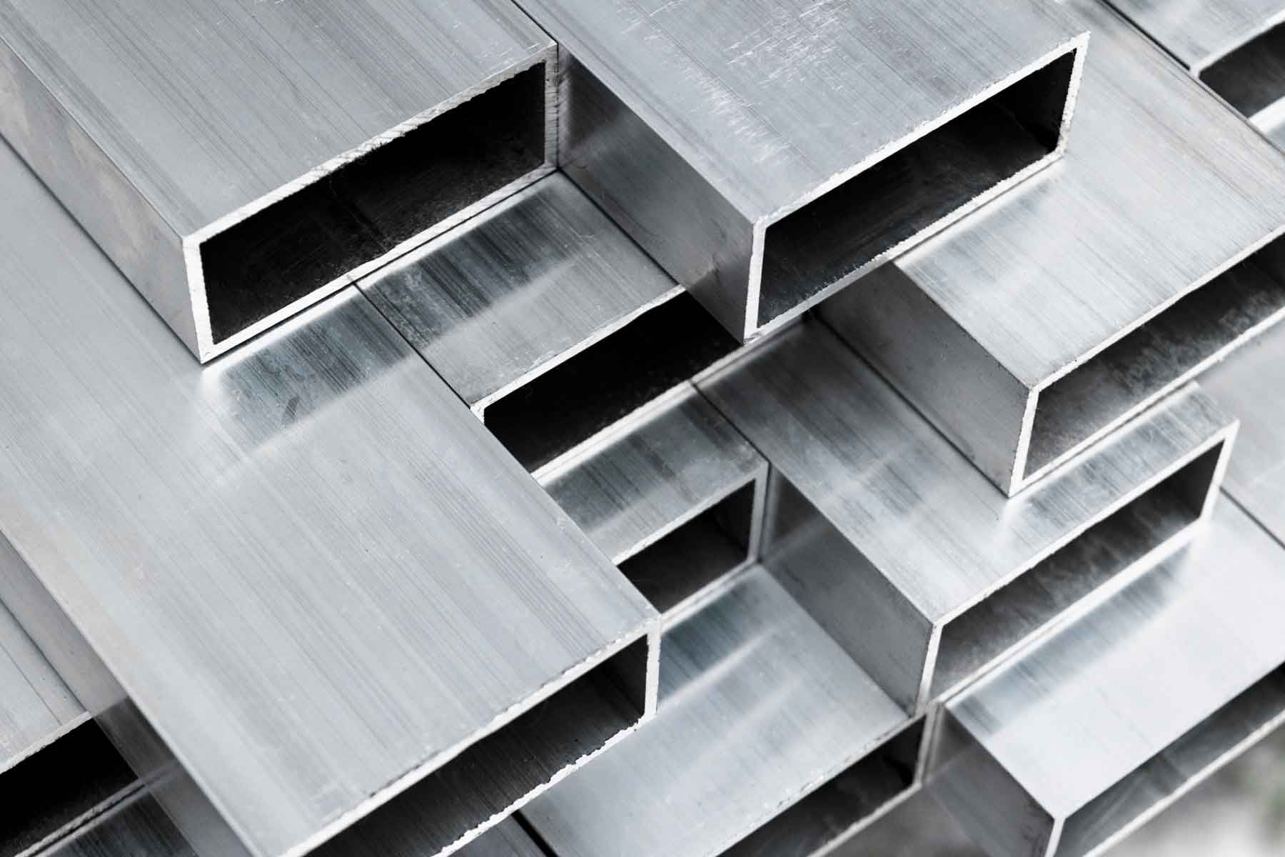 Plaques d'aluminium empilées