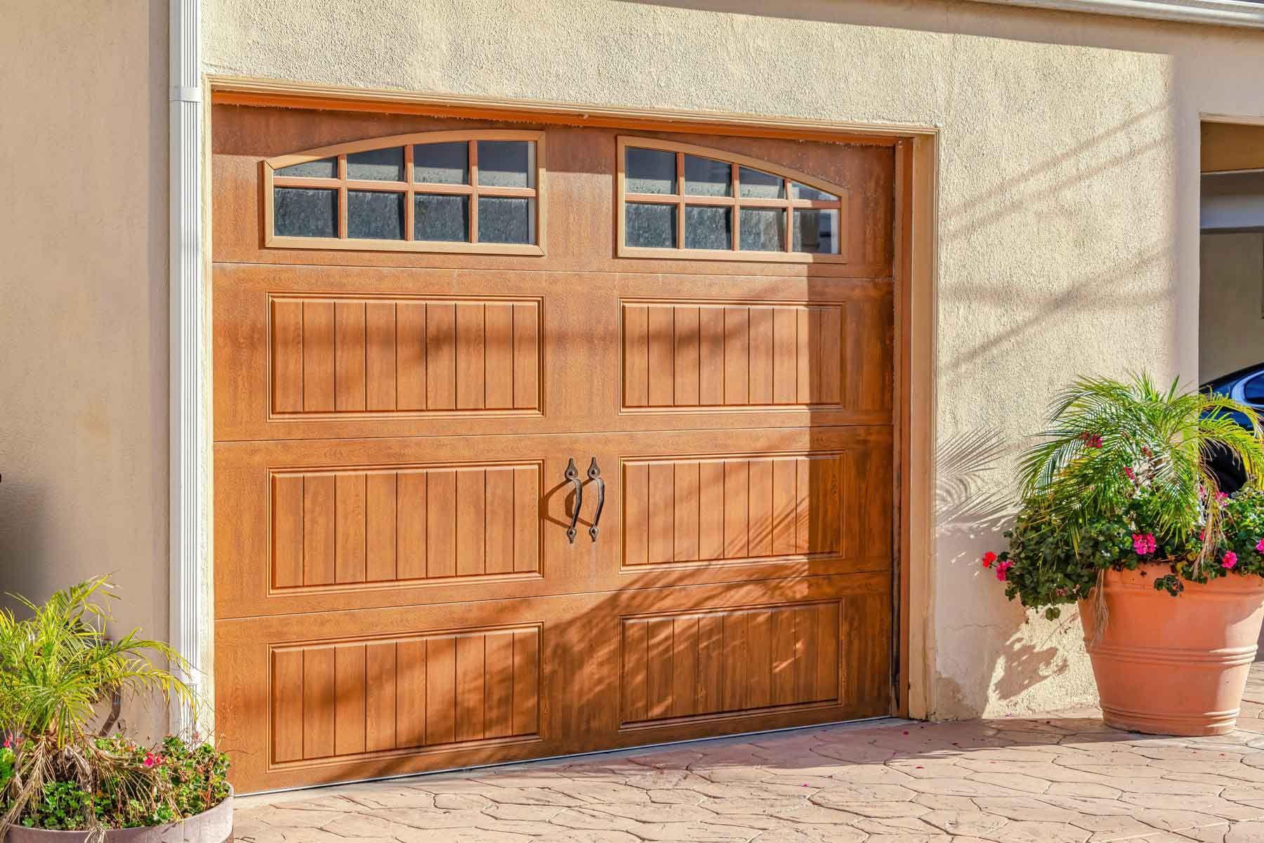 Porte battante de garage en bois