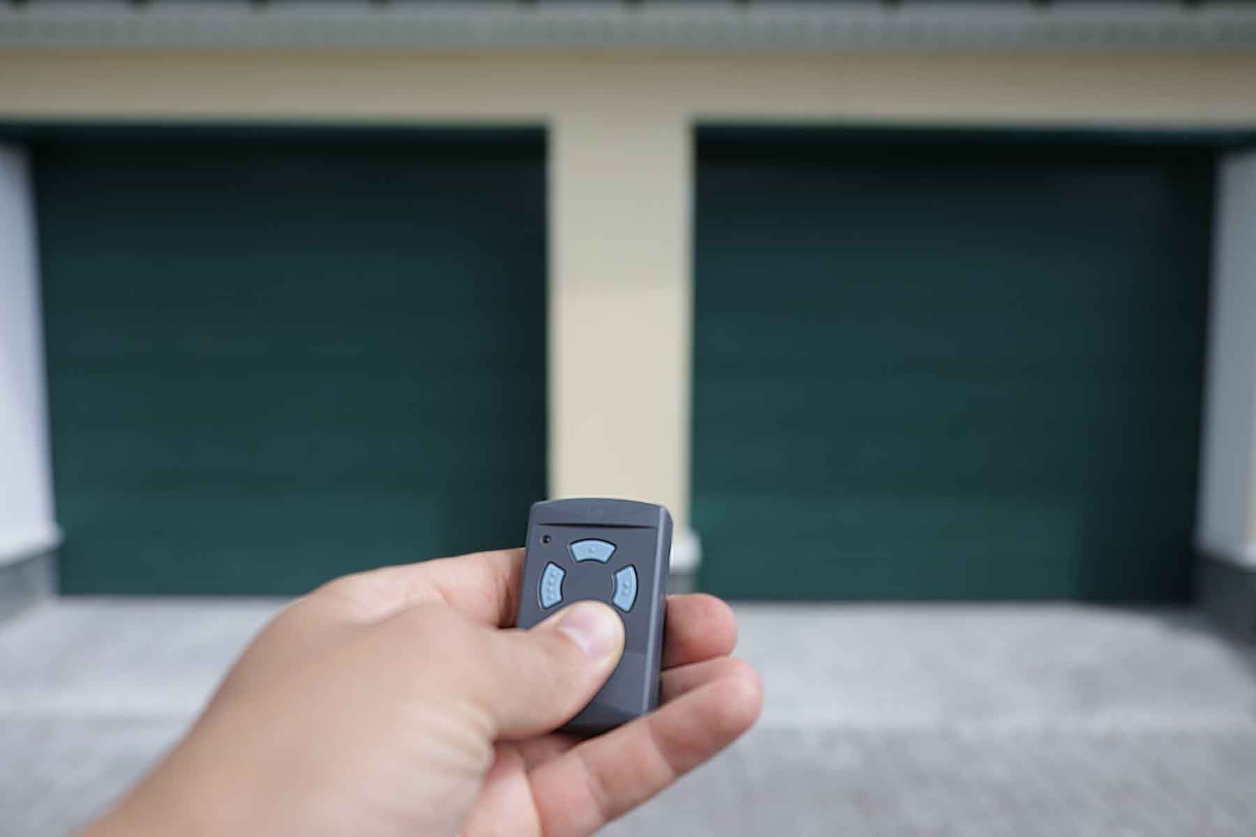 Télécommande à trois boutons pour ouvrir une porte de garage