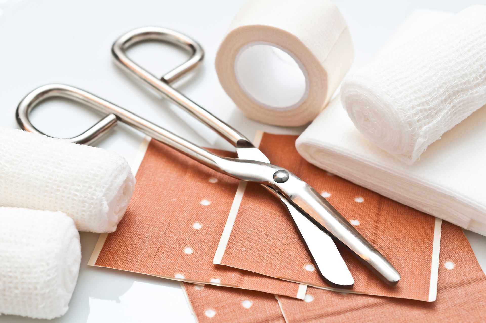 Fournitures médicales : ciseaux, bandages, ruban adhésif et pansements adhésifs.