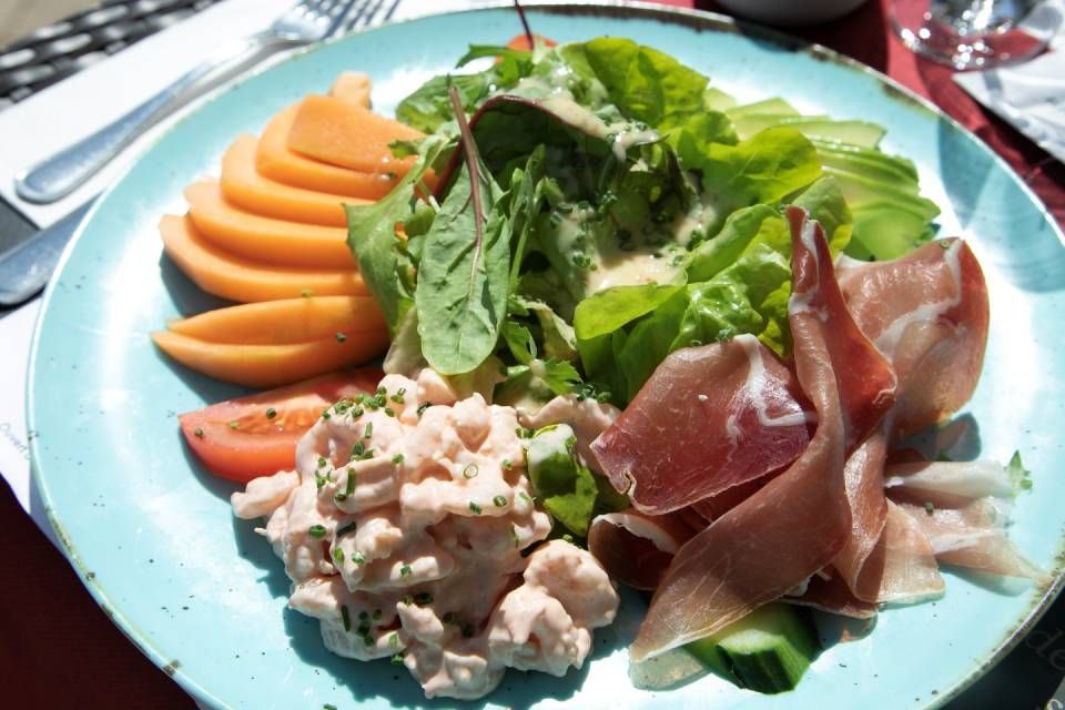 Assiette de salade composée de tranches de melon.