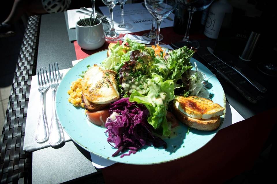 Assiette de salade colorée avec du pain et de la salade de chou violette.