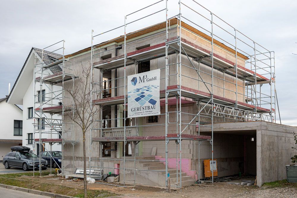 Ein im Bau befindliches Gebäude mit einem Gerüst an der Seite.