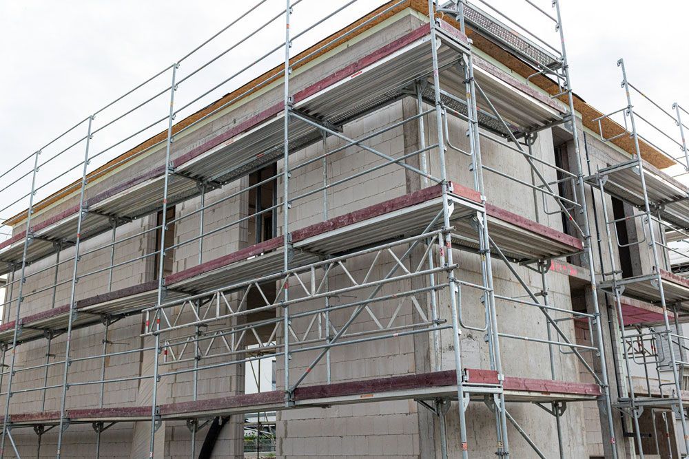 Ein im Bau befindliches Gebäude mit Gerüst darum.