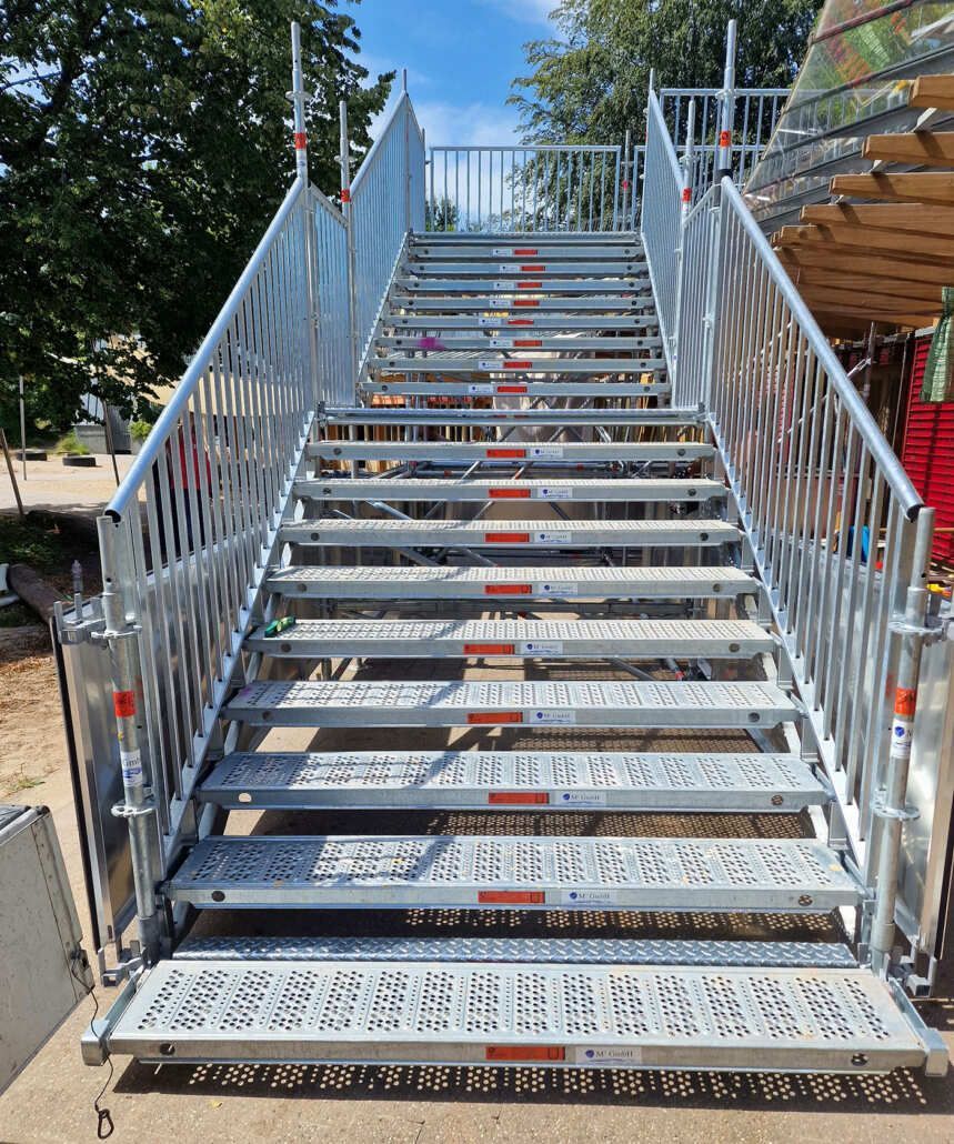 Eine Metalltreppe mit Metallgeländer.