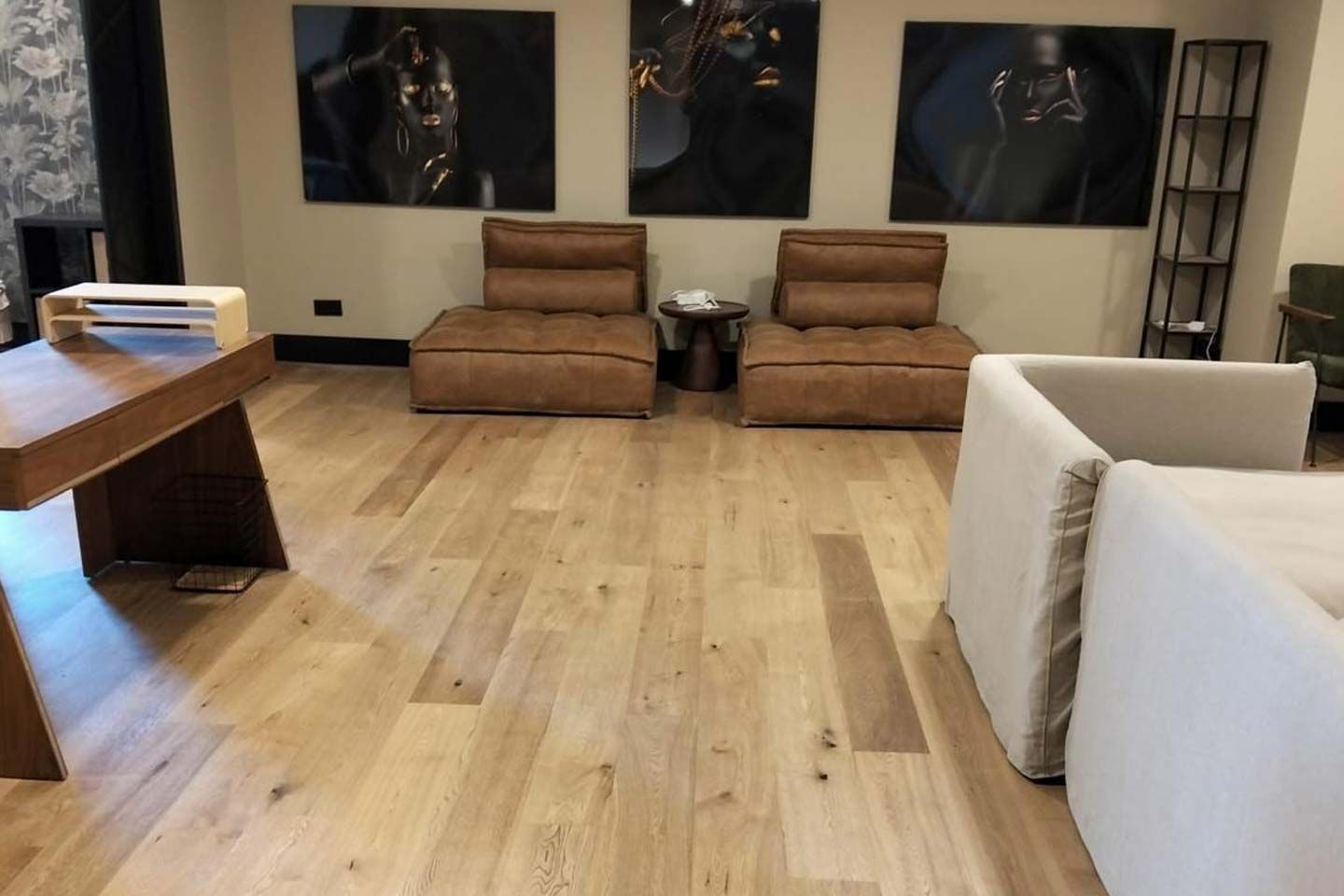 Una persona está instalando un piso de madera en una habitación.