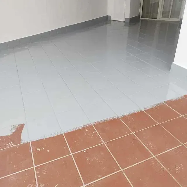 Se está pintando un suelo de baldosas en una habitación.