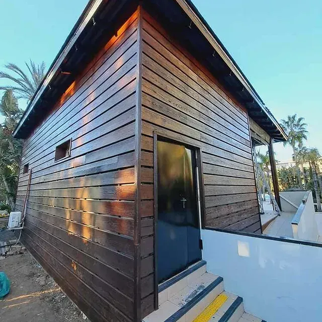 Un edificio de madera con escaleras que conducen hasta él.