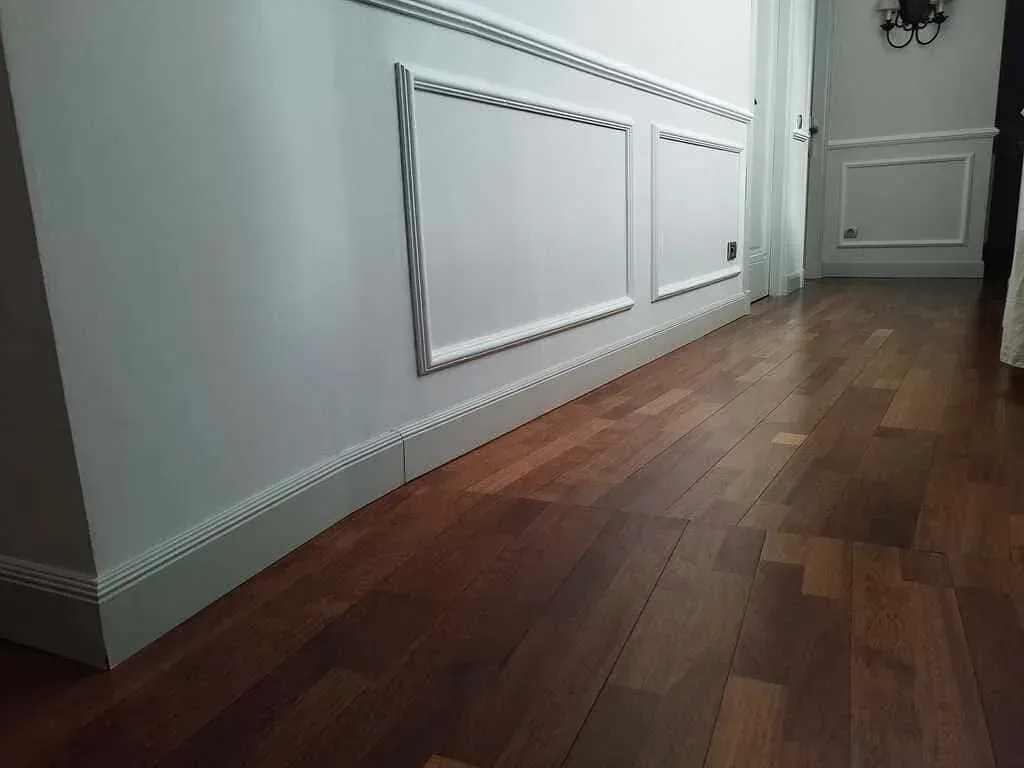 Se está instalando un suelo de madera en una habitación.