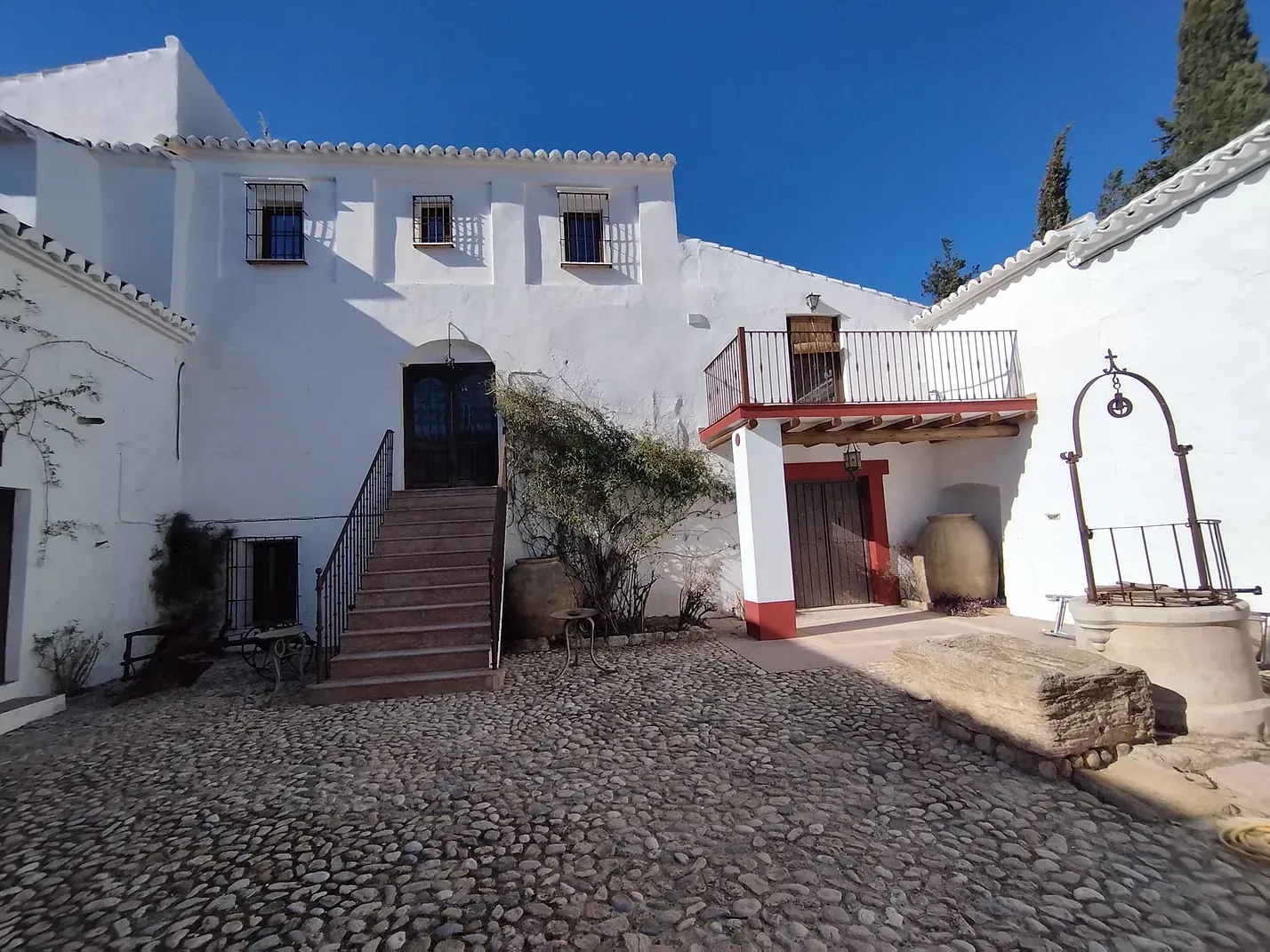 Un edificio blanco con escaleras que conducen hasta él.
